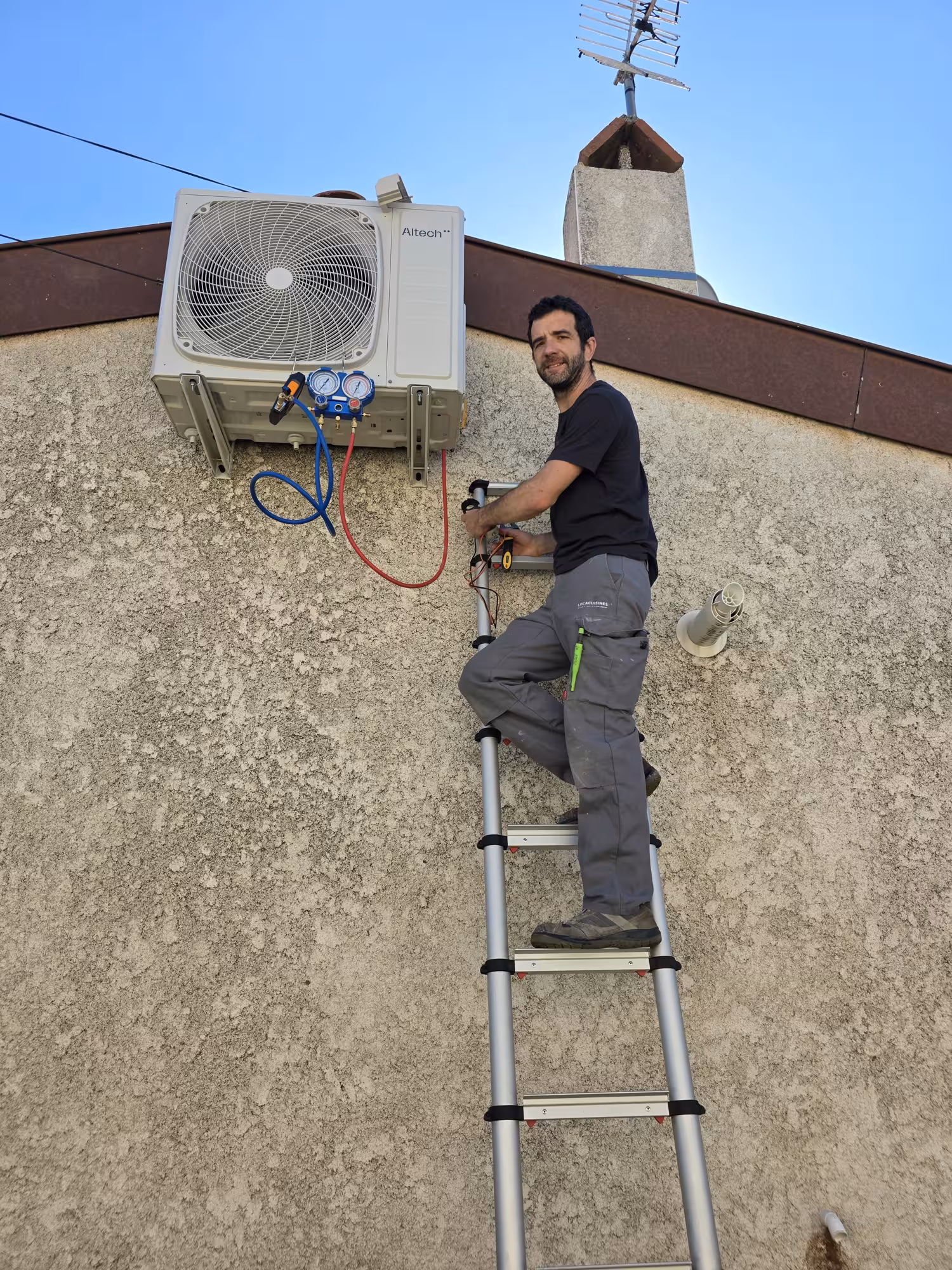 Benjamin Lazare installe une unité extérieure de climatisation à Toulouse